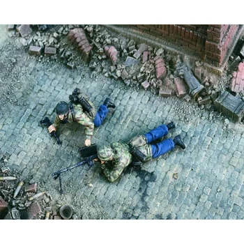 Войници-танкисты от лята смола в мащаб 1:35; 2 сцени с герои Трябва да се съберат и цветове за себе си.