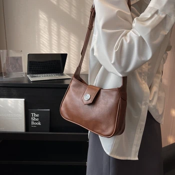 Популярната тази година новост 2023 година в ретро стил от висшата мода, малка дизайнерска чанта през рамо